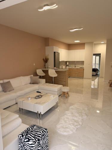 Urban elegant suite! in Haidári