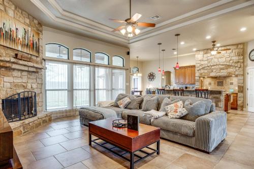 Countryside Retreat! Spacious Home in La Vernia