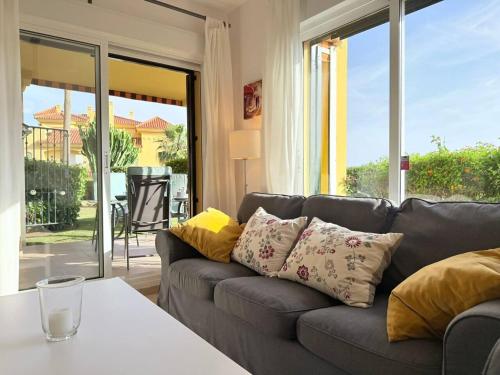 Garden Apt with Sea Views & Pool