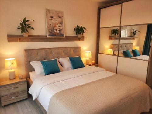 Azure Cosy Apartment - Private Terrace and Free Parking – khách sạn tại Fellegvar