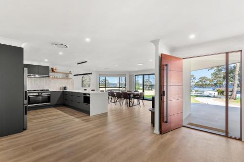 The Basin Cove - Sleeps 10 - Water Views in St Georges Basin