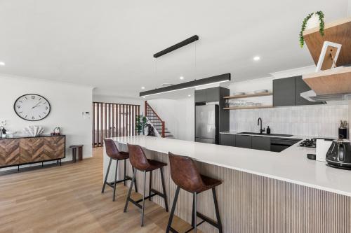 Konyha, The Basin Cove - Sleeps 10 - Water Views in St Georges Basin