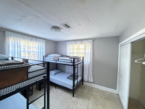 Bek's Hostel in Hallandale Beach