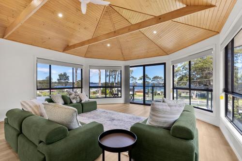 The Basin Cove - Sleeps 10 - Water Views in St Georges Basin