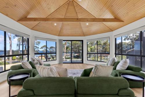 The Basin Cove - Sleeps 10 - Water Views in St Georges Basin