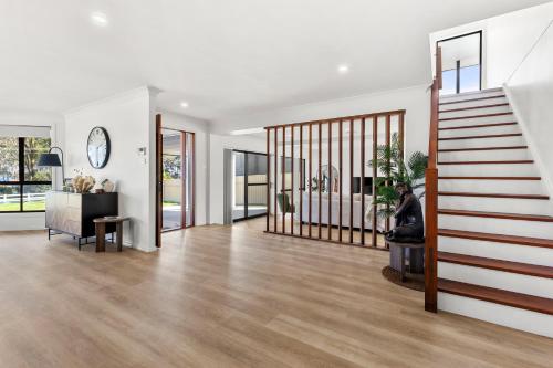 The Basin Cove - Sleeps 10 - Water Views in St Georges Basin