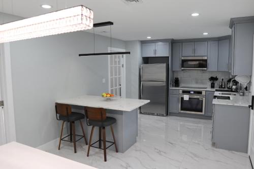 Konyha, Modern 3BR Woodbury NY in Central Valley (New York)