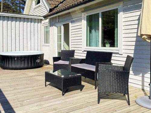 Зовнішній вигляд готелю, person holiday home in Uddevalla-By Traum in Удевала