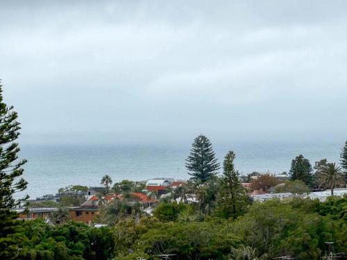 'Bondi Fairview' Coastal Panorama with Balcony - image 24