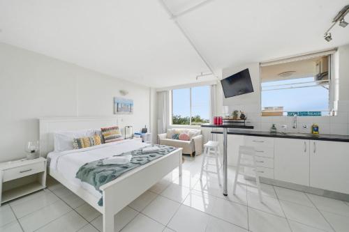 'Bondi Fairview' Coastal Panorama with Balcony - image 26