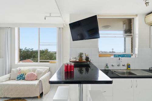 'Bondi Fairview' Coastal Panorama with Balcony - image 25