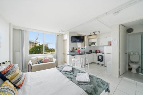 'Bondi Fairview' Coastal Panorama with Balcony - image 21