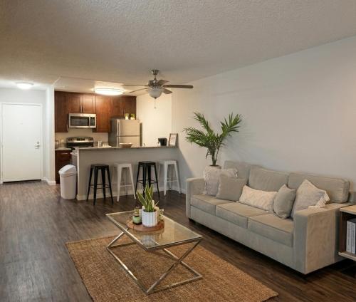 Modern 2BR Hollywood Apt with Rooftop Pool, Free Parking & Close to Walk of Fame and Universal Studios, Los Ángeles