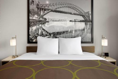 Super 8 by Wyndham Bronx Near Stadium - image 3