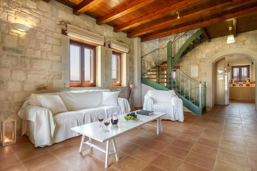 Stone Built Private villa Emerald with pool, 30m to Beach & BBQ!