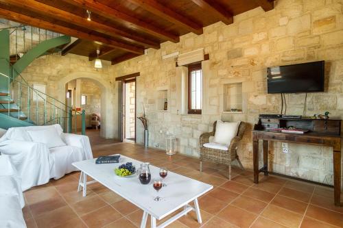 Stone Built Private villa Emerald with pool, 30m to Beach & BBQ!