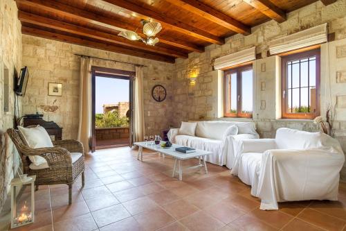  Stone Built Private villa Emerald with pool, 30m to Beach & BBQ! in 73006 Rapanianá