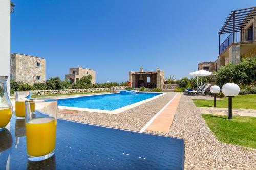 Stone Built Private villa Emerald with pool, 30m to Beach & BBQ!