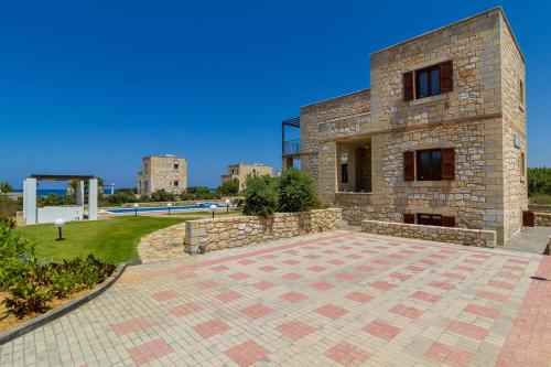 Stone Built Private villa Emerald with pool, 30m to Beach & BBQ!