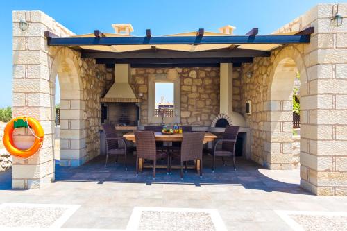 Stone Built Private villa Emerald with pool, 30m to Beach & BBQ!