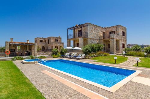 Stone Built Private villa Emerald with pool, 30m to Beach & BBQ!