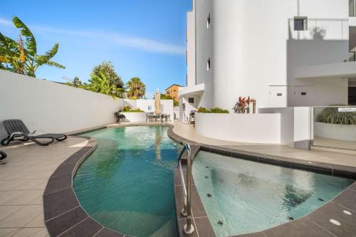 Salt & Sky - Stylish Apartment with Pool & Spa - image 2