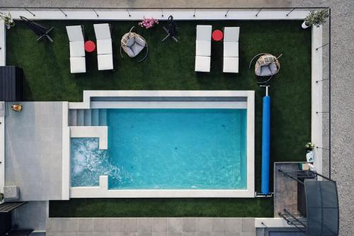 View, Entire Vacation Home - Heated Pool,Jacuzzi & Sauna in Grimalda