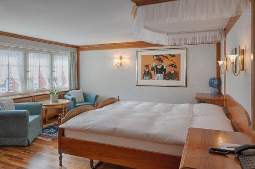 1 queen bed, 1 sofa bed