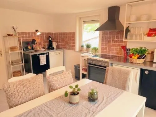 Monteurzimmer Kassel Monteurwohnung Ferienwohnung Banane 1- 6 Personen Parkplatz & Küche Modern in Kassel, Deutschland