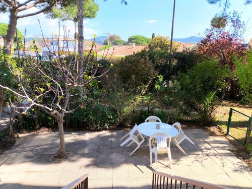Rez de jardin & véranda entre mer et village