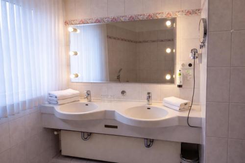 2 twin beds