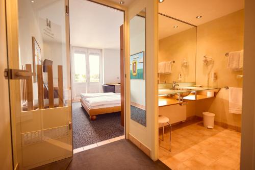 room detail thumbnail 2