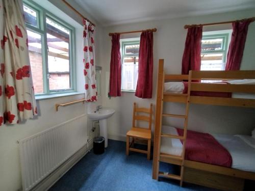 2 bunk beds