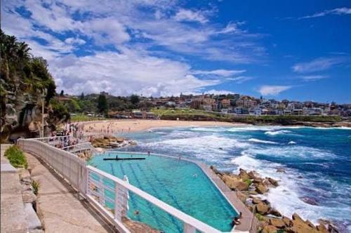 Modern & Cozy 3BR Terrace in Zetland in Zetland
