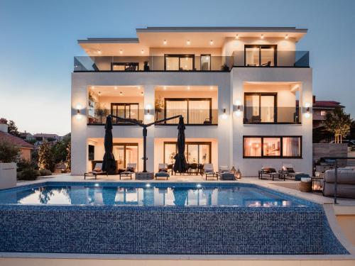 Luxury Sea View Villa with Pool & Spa - Location, gîte - Kornić