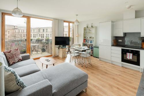 Shiny & Comfy stay with Underground links nearby!, Londýn