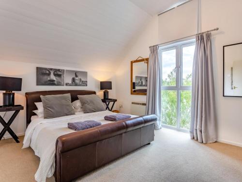 3 Bed in Cirencester oc-hic06 - Tap to explore photos