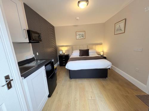 Roger Ground Guest House - with Onsite Car Parking