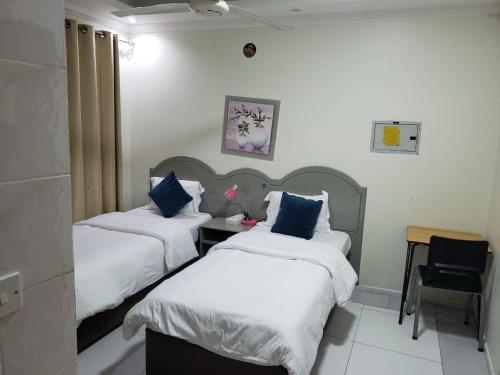 room detail thumbnail 1