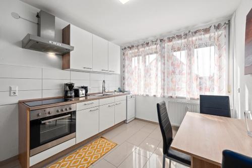 주방, Apartmenthaus am Riedlewald Friedrichshafen in 프리드리히샤펜 시티 센터