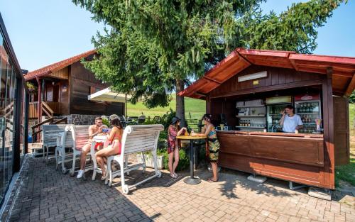 อาหารและเครื่องดื่ม, Lodge Holidays - Glamping Heart of Nature in ริบนิก
