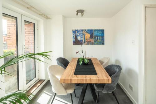 Balcony Flat in the Heart of West End - image 6