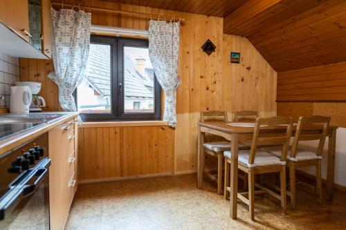 кухня, Apartments and rooms Pri Urhu in Бохінсько Жезеро