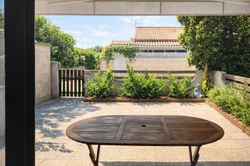 AGENCE JF IMMO- Maison de vacances avec climatisation pour 6 personnes et stationnement privé V0865 – khách sạn tại Vias