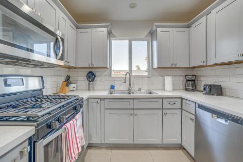 2 Mi to Dtwn Glendora! Pet-Friendly Extended Stay in Glendora