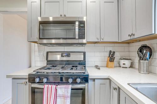 2 Mi to Dtwn Glendora! Pet-Friendly Extended Stay in Glendora
