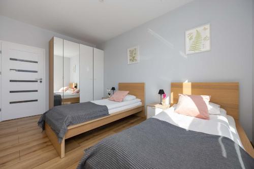 Bright & Functional Apartment with Parking and Balcony by Noclegi Renters - image 3