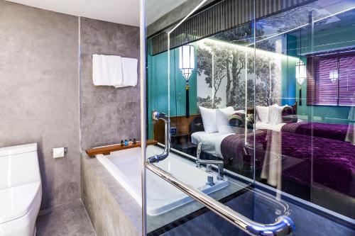 room detail thumbnail 2