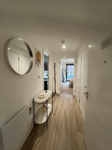 Entrance, Modern Stylish Flat City Centre & Netflix in Other
