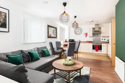 The Bell Suite by Prime Stays - Stylish 2 Bedroom in City Centre With Balcony & Gated Parking photo 2